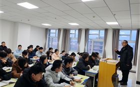 校長李海軍深入聯(lián)系班級、宿舍、課堂與學生談?chuàng)敗⒃挸砷L